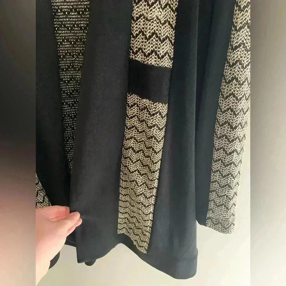 Woman’s Travels By Chicos Black and Gold Long Sleeve Classic Cardigan Size 1 - Picture 7 of 11